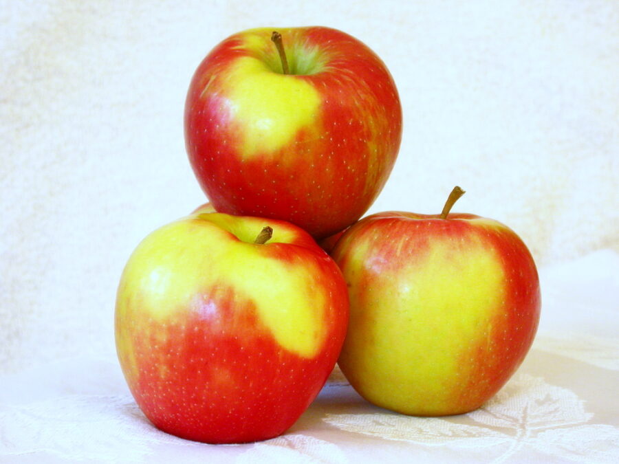 Fresh Farms Honeycrisp Apples Premium Each — Front view