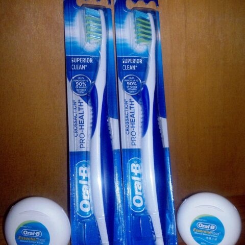 Oral-B Toothbrushes CrossAction 4-Pack — front of pack