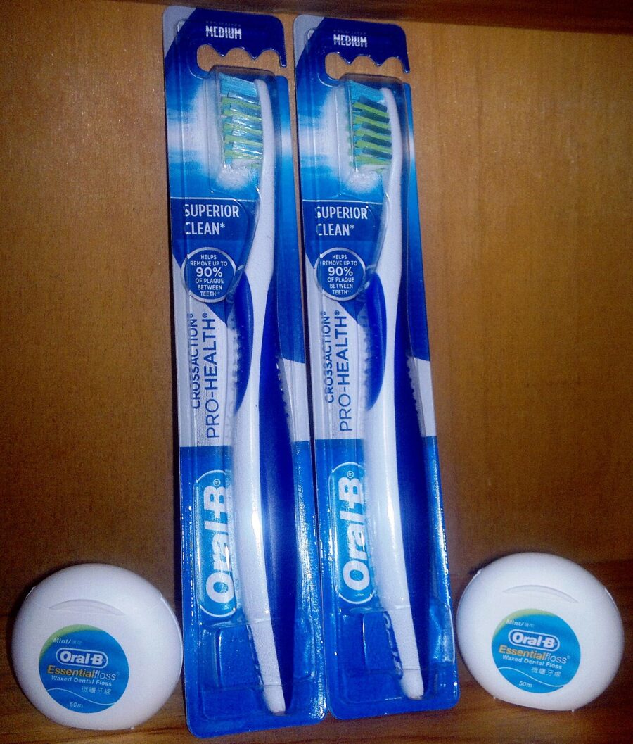 Oral-B Toothbrushes CrossAction 4-Pack — Front view