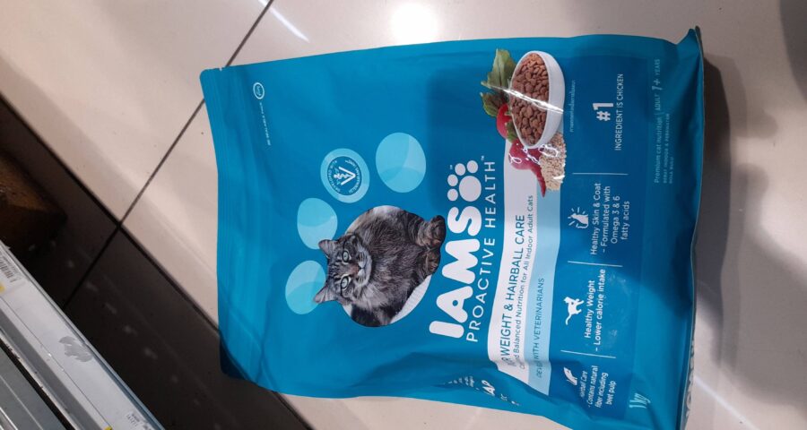 Iams Dry Cat Food Indoor Weight & Hairball Care 16 lb — Front view